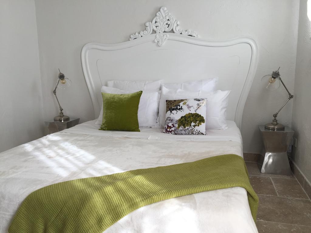 Le Mas Des Lauriers Bed and Breakfast Paradou Habitación foto
