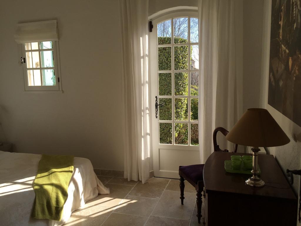 Le Mas Des Lauriers Bed and Breakfast Paradou Habitación foto